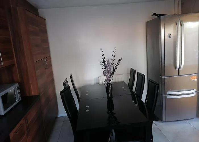 Large House With 3 Bedrooms House, 5 Guests Near City/Manu Stadiums