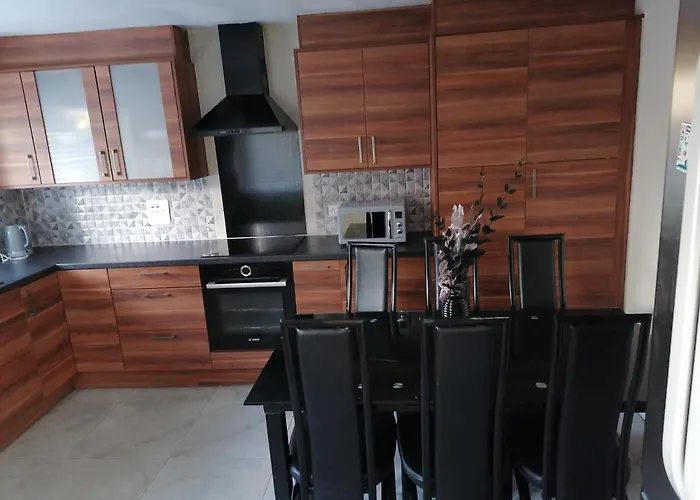 Large House With 3 Bedrooms House, 5 Guests Near City/Manu Stadiums