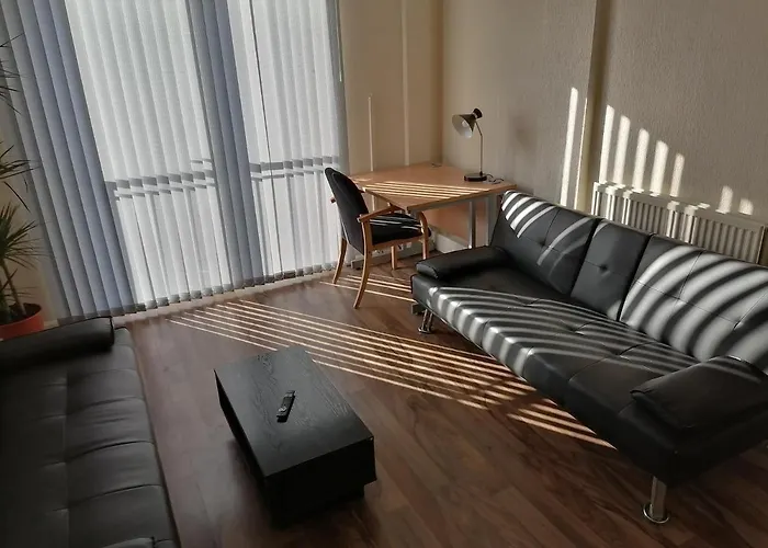 Large House With 3 Bedrooms House, 5 Guests Near City/Manu Stadiums
