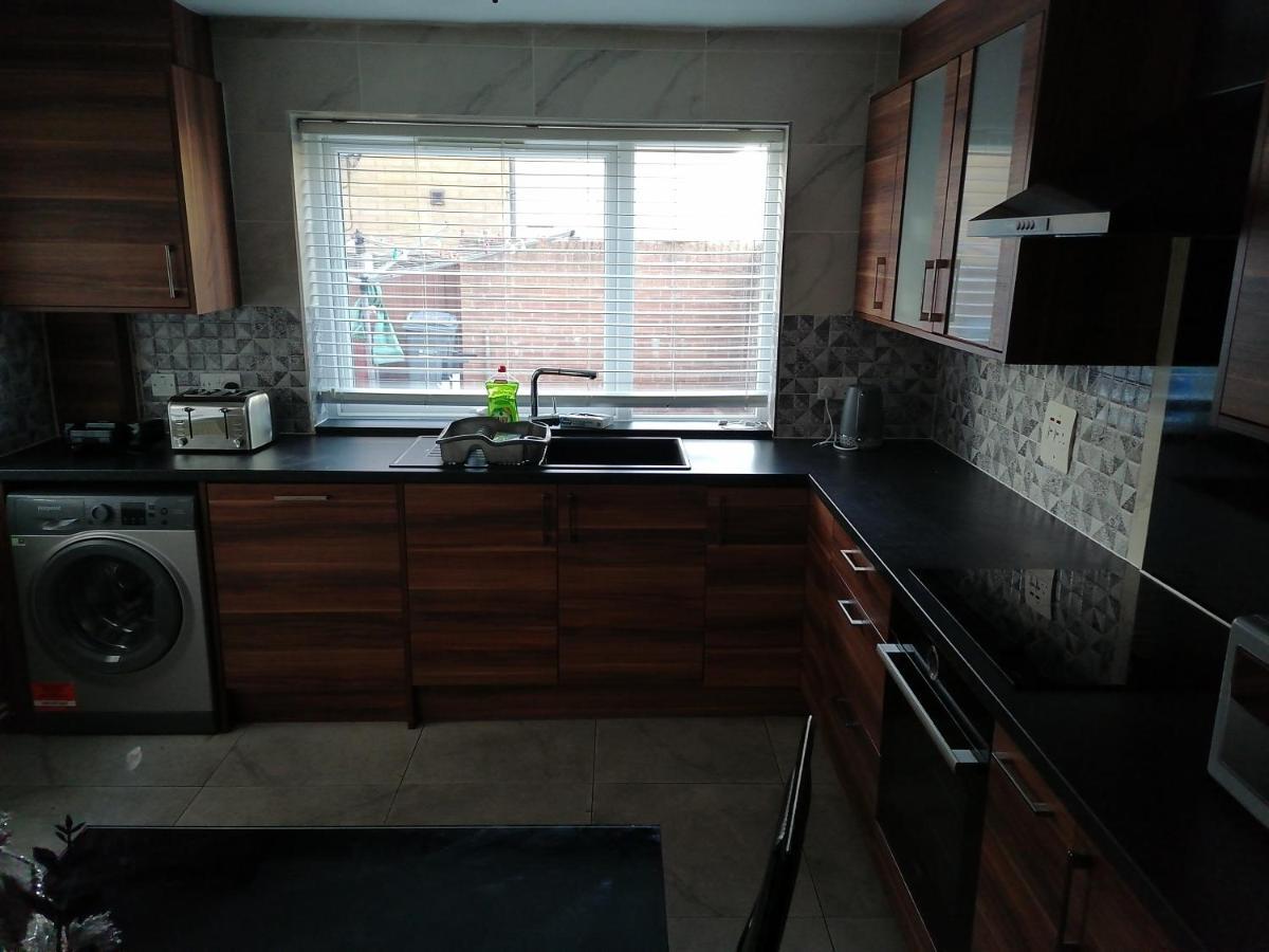 Large House With 3 Bedrooms House, 5 Guests Near City/manu Stadiums Manchester