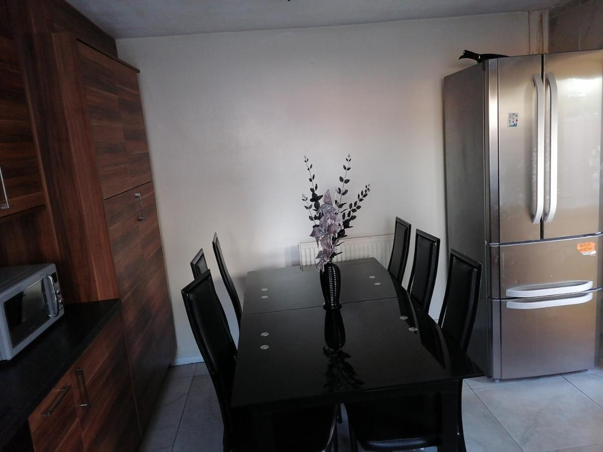 Large House With 3 Bedrooms House, 5 Guests Near City/manu Stadiums *